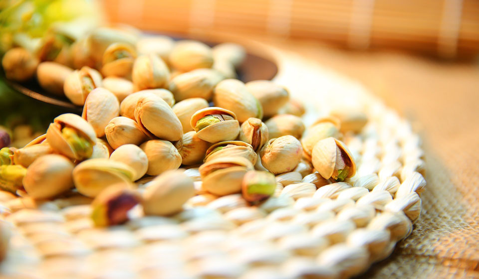  Packing pistachios and dried fruits